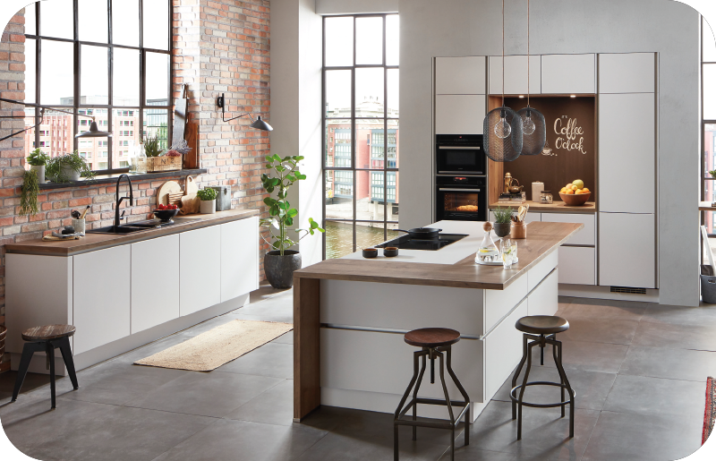 Weiße grifflose Küche im Industrial-Stil mit Holz-Arbeitsplatten