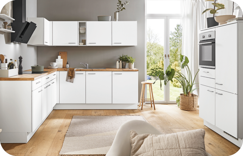 Weiße L-Küche mit Holz-Arbeitsplatten im Skandinavischen Stil